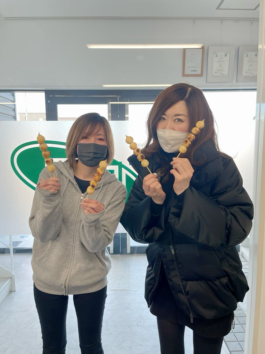 tds20040105's tweet photo. 年が明けてから、少し暖かい日が続いていますね^^
でも急に寒くなったりするので油断は禁物です(｀･ω･��)

先日、社長の奥様がいらっしゃってみたらしを差し入れてくださいました🍡🍡🍡🥰
みんなでおいしくいただきました～😋 https://t.co/24inHKGfqc
