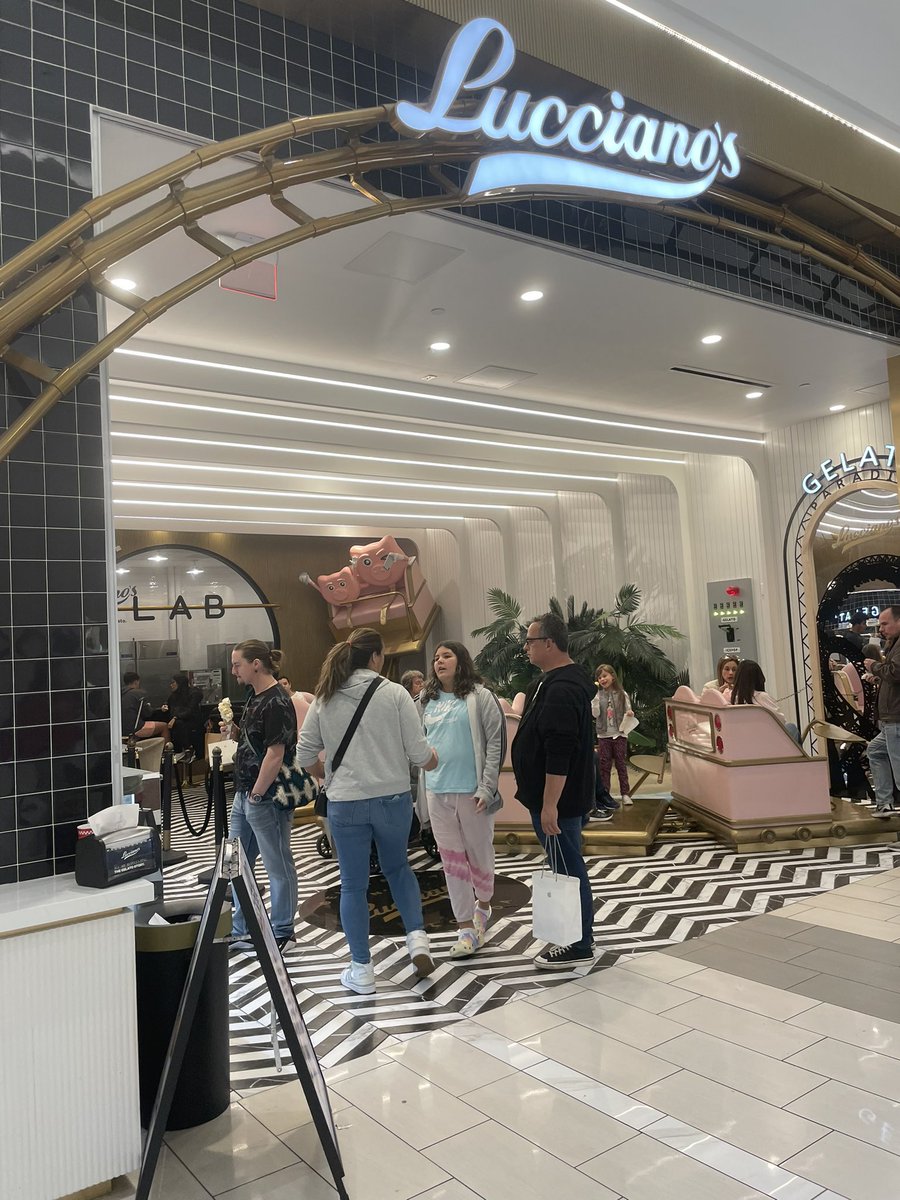 Hermoso ver a <a href="/luccianosN1/">Lucciano's</a> en el Florida Mall de Orlando!!!