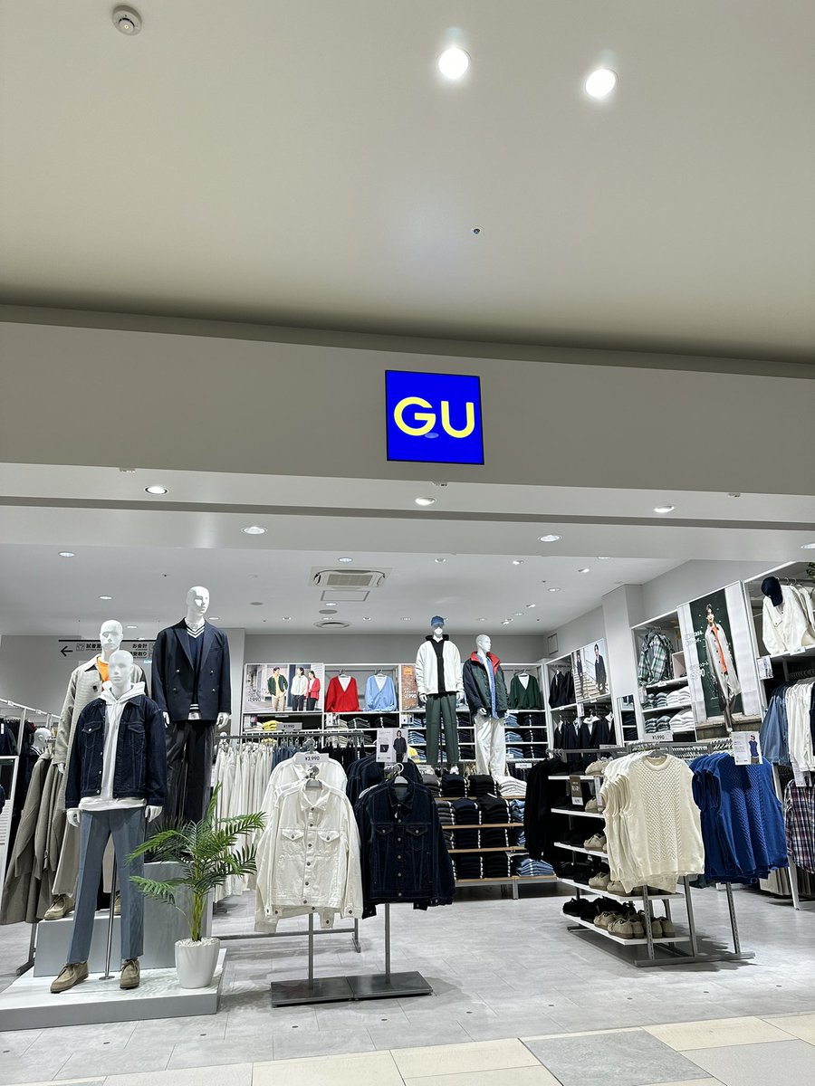 thedocterswife's tweet photo. มาญี่ปุ���นนอกจากเข้า uniqlo อย่าลืมเข้าไปช้อปร้าน GU ด้วยน้า เป็นแบรนด์ลูก uniqlo ที่ราคาน่ารักกว่า แบบคล้ายกันเลย แต่อาจจะมีให้เลือกน้อยกว่าหน่อย 

อย่างเสื้อหนาวแบบเดียวกัน Gu ขาย 1000 uniqlo 3000 หรือพวก heat tech ก็ถูกกว่า ใดๆคือแนะนำทั้ง 2 ร้านน ควรเข้า��ั้งคู่ https://t.co/Few9Ek2wJx