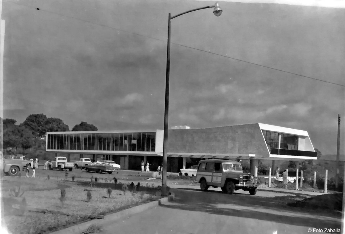 Xalapa_Historia's tweet photo. Así se veía la esquina de las calles #ManuelHerrera y Gral. Sostenes Rocha, de la Colonia #Tamborrel, cercana a los años sesenta. #XalapaenlaHistoria https://t.co/GohivG0Mty