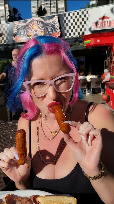 Sausages yesss please https://t.co/i9g3f9oRJW