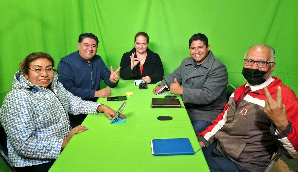 MigueCholula's tweet photo. Antes de terminar el día, analizamos el ambiente político en #TVDistrito9 con @ErikaSpezia, @MariBadilloR, #ManuelZenteno y @CotzomiJuan 
"La mesa de diálogos sin censura" https://t.co/A4kkQN0Jni