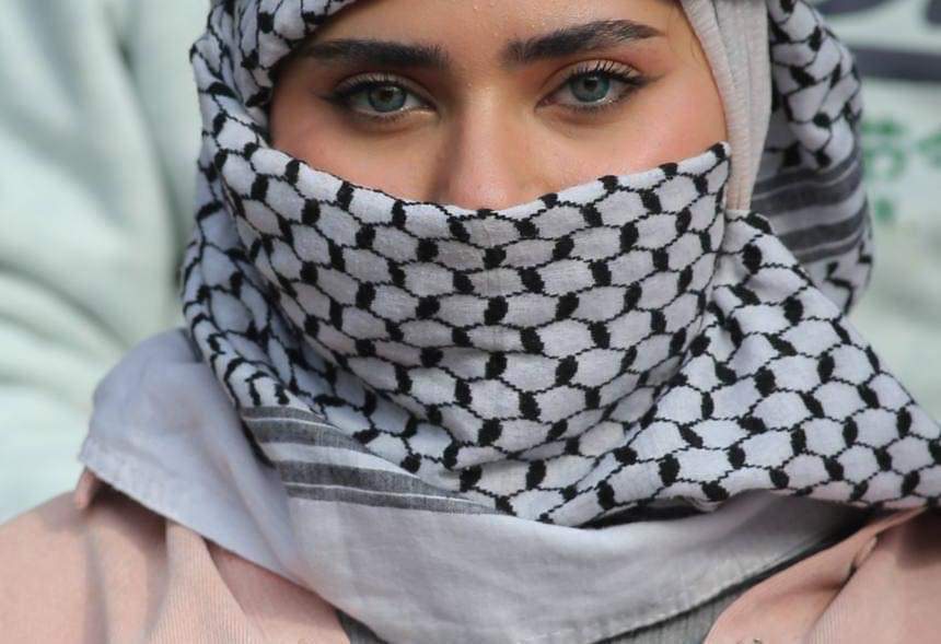 MuhammadawiAlaa's tweet photo. "هناك أشخاص يحتاجهم عقلك وهناك أشخاص يحتاجهم قلبك وهناك من تحتاجهم أنت لأنك ببساطة تصبح بدونهم دون عنوان فجاور من يؤمنون  بوجودك ويعطونك قيمتك من يغزلون خيوط الود من أجلك ويفتحون في روحك نوافذ من نور اذا فرحت بسطو قلوبهم لتقام سعادتك واذا حزنت هبو يقاتلون الحزن لاجلك" 
#صباح💐 https://t.co/mQlbkLoodB