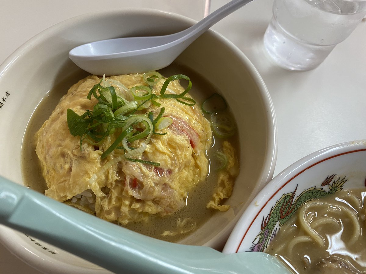 Selfseed's tweet photo. 久しぶりに天一連れて行ってもらったら、こってり天津飯とこってり唐揚げなるものを発見！
唐揚げはサクサクしてて、前のより好きかも！
天津飯は、こってりスープがけの卵ご飯って感じかな。
美味しいけど、想像と違う…
#主婦
#天下一品
#こってり https://t.co/fRMFSAKK3i