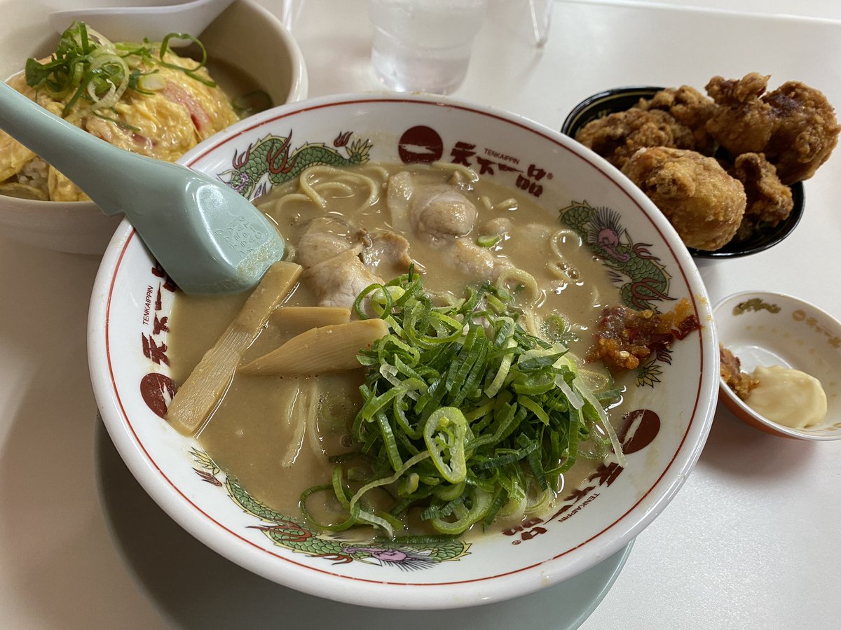 Selfseed's tweet photo. 久しぶりに天一連れて行ってもらったら、こってり天津飯とこってり唐揚げなるものを発見！
唐揚げはサクサクしてて、前のより好きかも！
天津飯は、こってりスープがけの卵ご飯って感じかな。
美味しいけど、想像と違う…
#主婦
#天下一品
#こってり https://t.co/fRMFSAKK3i