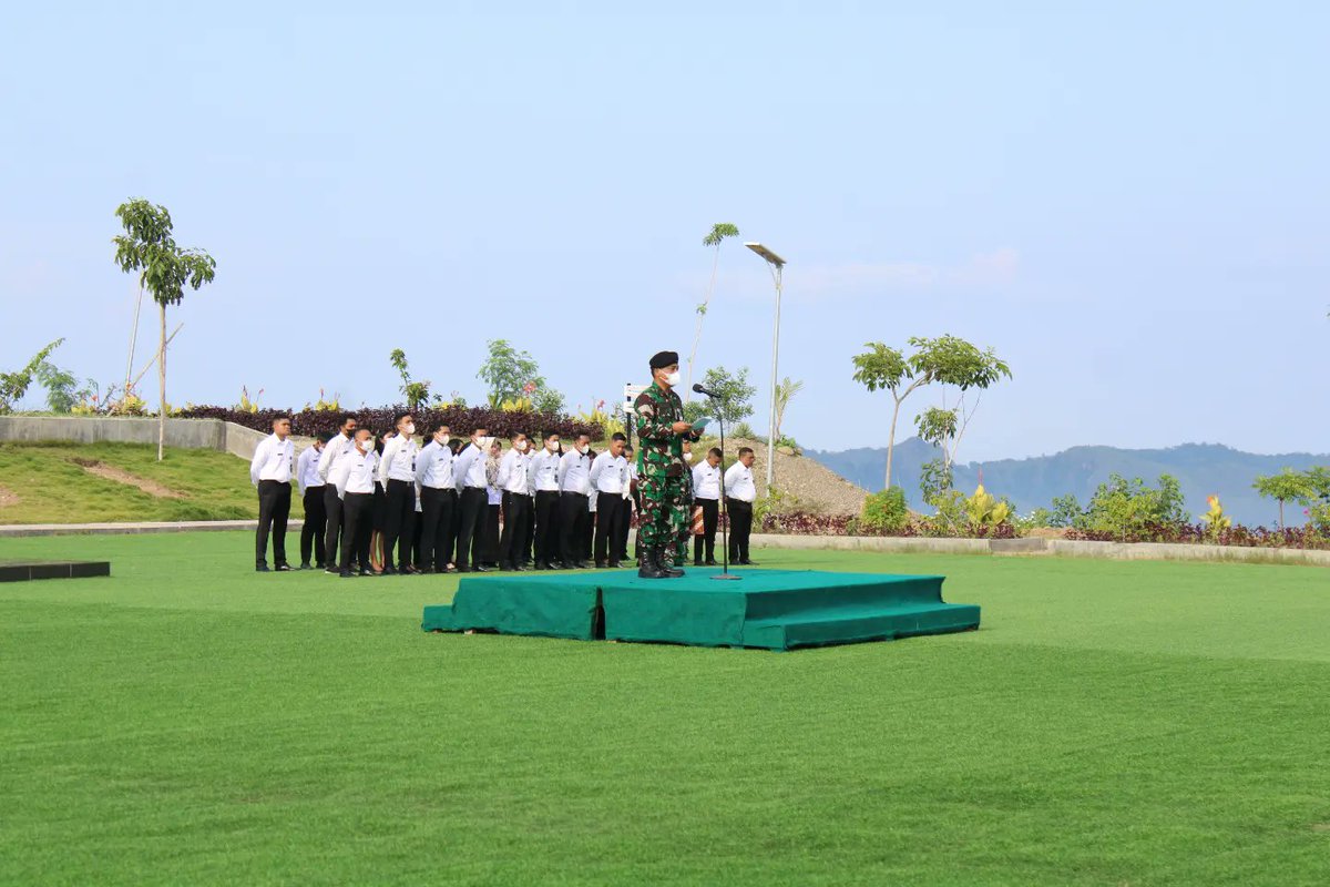 Poltek_UnhanRI's tweet photo. Politeknik Ben Mboi, Universitas Pertahanan RI Belu, melaksanakan Upacara bulanan tanggal 17 Januari 2023.
https://t.co/EaXhwloC4g https://t.co/ZOVpvHKddE