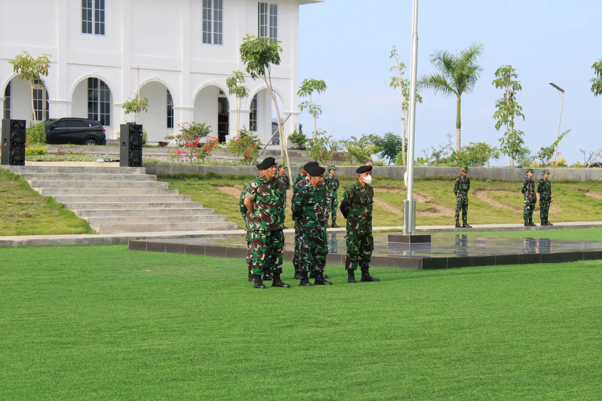 Poltek_UnhanRI's tweet photo. Politeknik Ben Mboi, Universitas Pertahanan RI Belu, melaksanakan Upacara bulanan tanggal 17 Januari 2023.
https://t.co/EaXhwloC4g https://t.co/ZOVpvHKddE