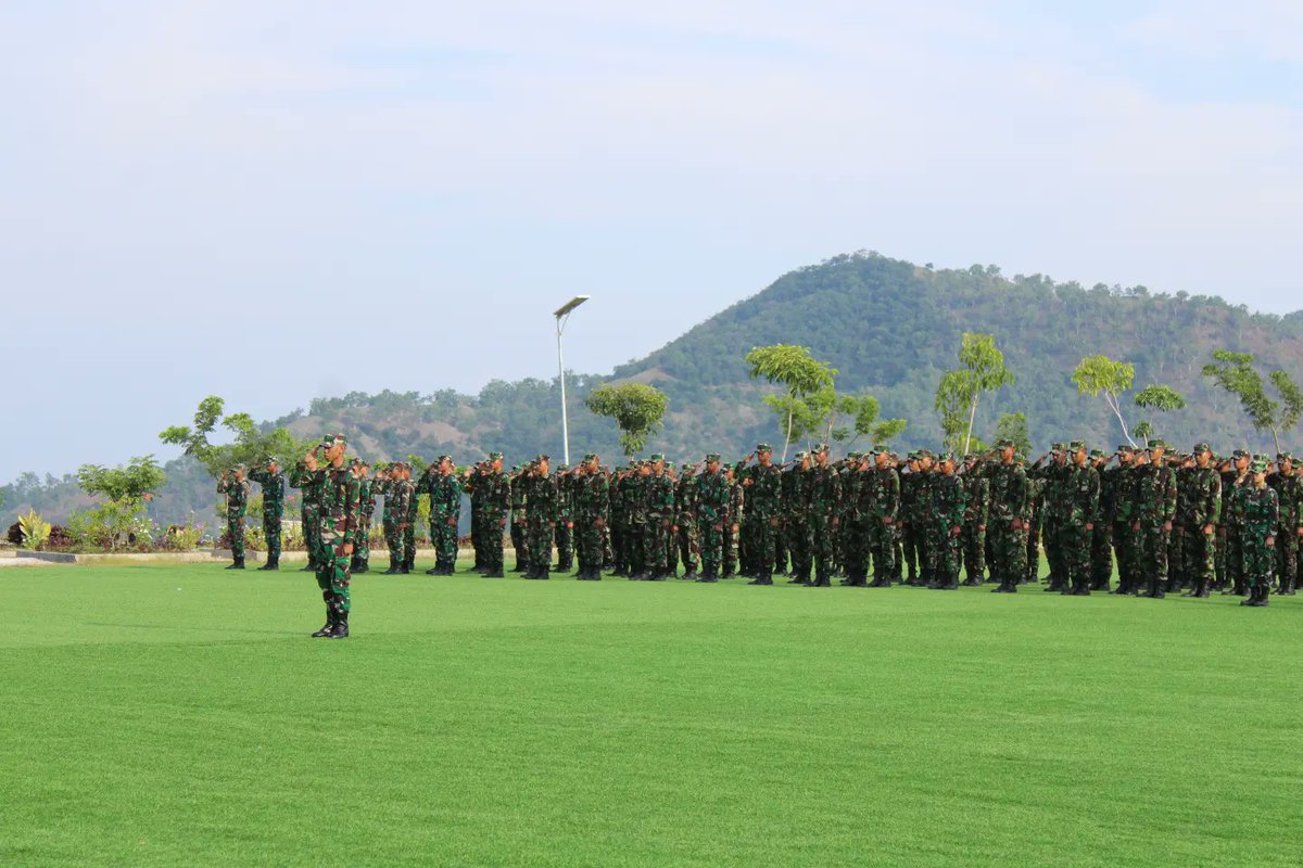 Poltek_UnhanRI's tweet photo. Politeknik Ben Mboi, Universitas Pertahanan RI Belu, melaksanakan Upacara bulanan tanggal 17 Januari 2023.
https://t.co/EaXhwloC4g https://t.co/ZOVpvHKddE