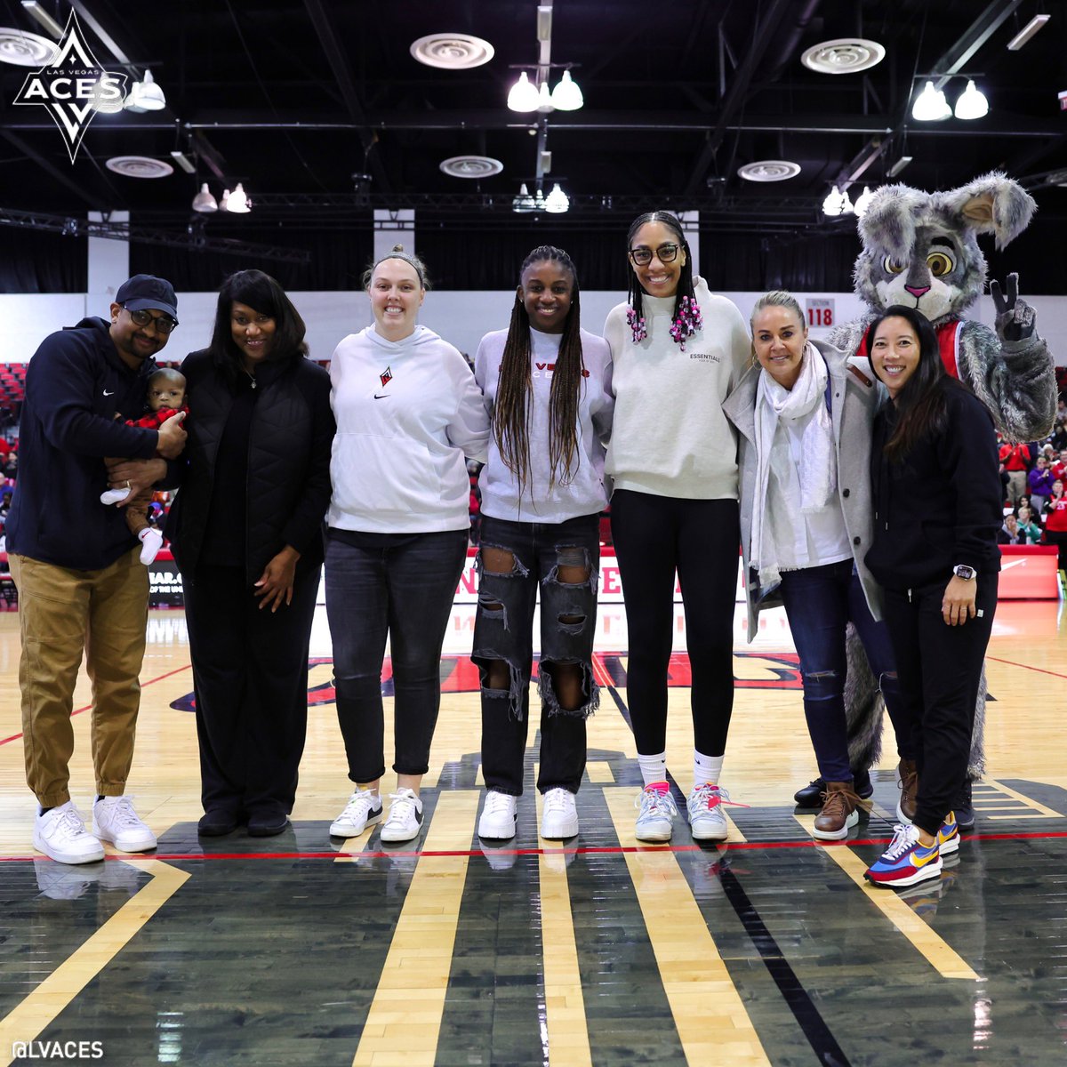 LVAces's tweet photo. Thanks for having us, Champs! ❤️🖤

@UNLVLadyRebels x #AcesNight https://t.co/1dkH2yFCtC