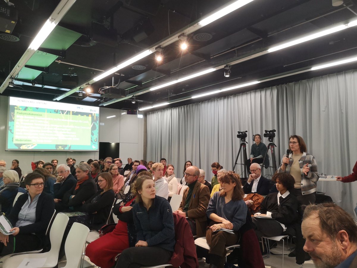 #MoorMussNass💦 bietet viele Herausforderungen, ist für #Klimaschutz aber nicht verhandelbar. Bei Diskussion <a href="/BoellStiftung/">Heinrich-Böll-Stiftung</a> mit ua <a href="/bender_silvia/">Silvia Bender</a> <a href="/HenniesHolger/">Holger Hennies</a> <a href="/cj_schroeder/">Christina-Johanne Schröder</a> <a href="/annakassautzki/">Anna Kassautzki</a> wurde klar: Wir brauchen bundesweite Honorierung &amp; regionale Lösungen mit allen Akteuren.