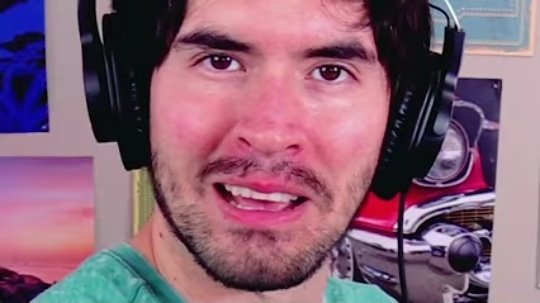Multifake5's tweet photo. Cuando llegas a casa a hacerle un chiste a tu esposa y el armario se ríe https://t.co/cooln1LllP