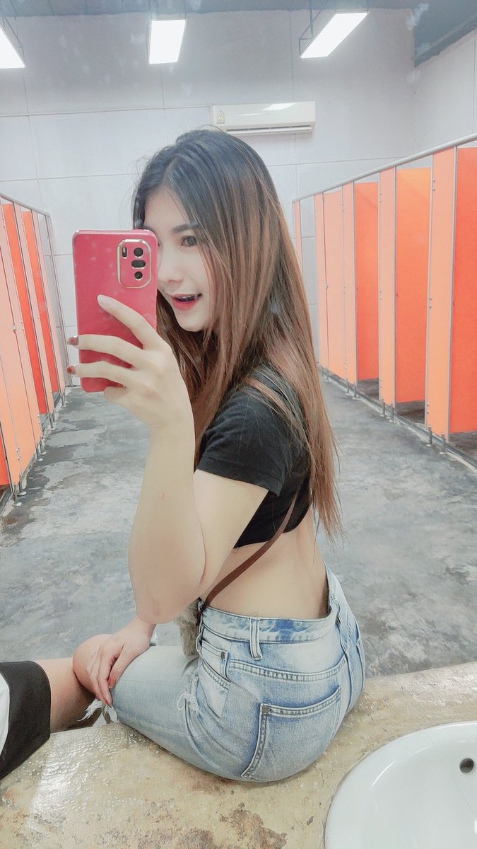 Matmee1's tweet photo. เข้างานเช้า เลิกเย็น ให้วันละ300 
ถ้าเข้างานดึก เลิกเช้า คงให้วันละ3000.🤣 https://t.co/J5FIrW59PO