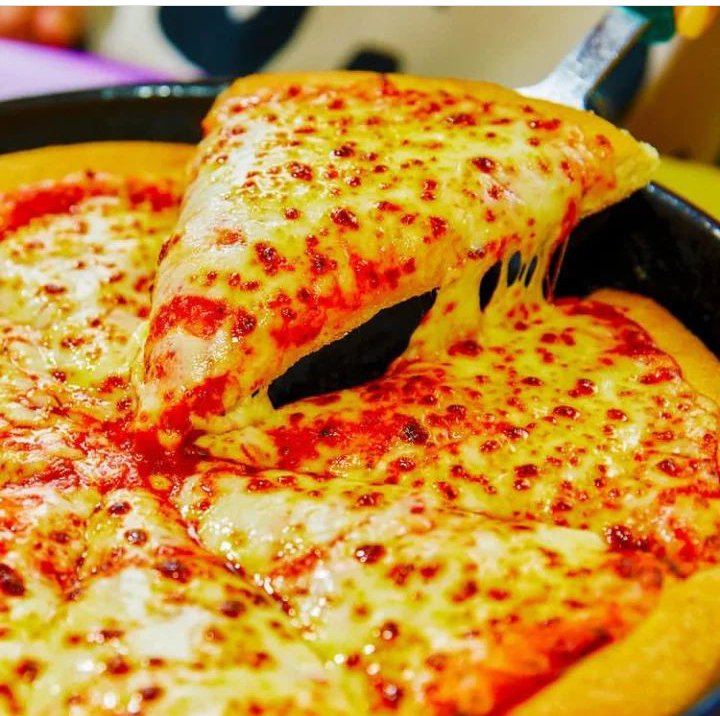 Don't be troubled by the question, "Where should we order pizza from?" 😑🤗There's literally one place in town to order the most delicious pizza in Uganda (East Africa, and all parts of the globe really😉) 

Call 0785225089 or visit pizza.ug to order now! 
#pizza