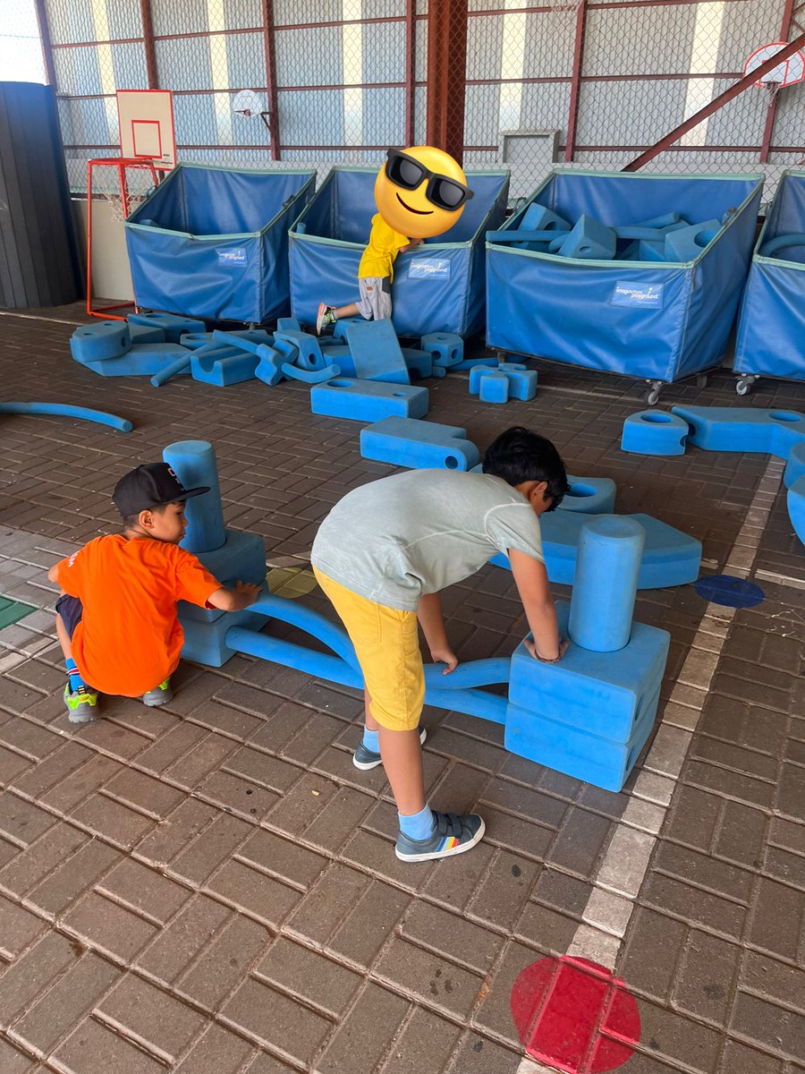 Love to see these G1 friends working together to build cool laser gates, ponies, bridges.. One of the best parts of the day PLAYTIME= creativity #aism #aismlearns