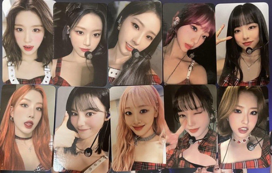 LOONA in Seoul Photobook - Group Stage Outfit Photocard Set * item released prior to boycott