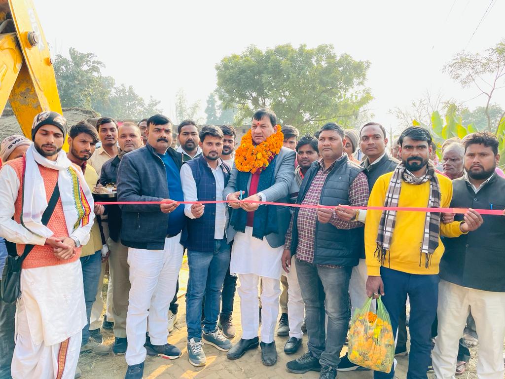 prabhatvermamla's tweet photo. #बढ़तागौराप्रगतिकीओर

विकास खण्ड छपिया के अंतर्गत बभनजोतिया तालागंज ग्रांट संपर्क मार्ग के राजकीय इण्टर कालेज से करनपुर सम्पर्क मार्ग से ईटई तक मार्ग का वैदिक विधि से पूजन कर शिलान्यास किया। 
@blsanthosh @idharampalsingh @dpradhanbjp @rajnathsingh @byadavbjp @Bhupendraupbjp https://t.co/fmcX202ynU