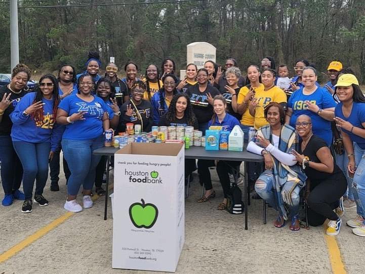 Fancy5thTeacher's tweet image. Late post: the ladies of Sigma Gamma Rho @SGRhoSpringTX  ok MLK DAY OF SERVICE! #GreaterService #GreaterProgress 💙💛🐩
