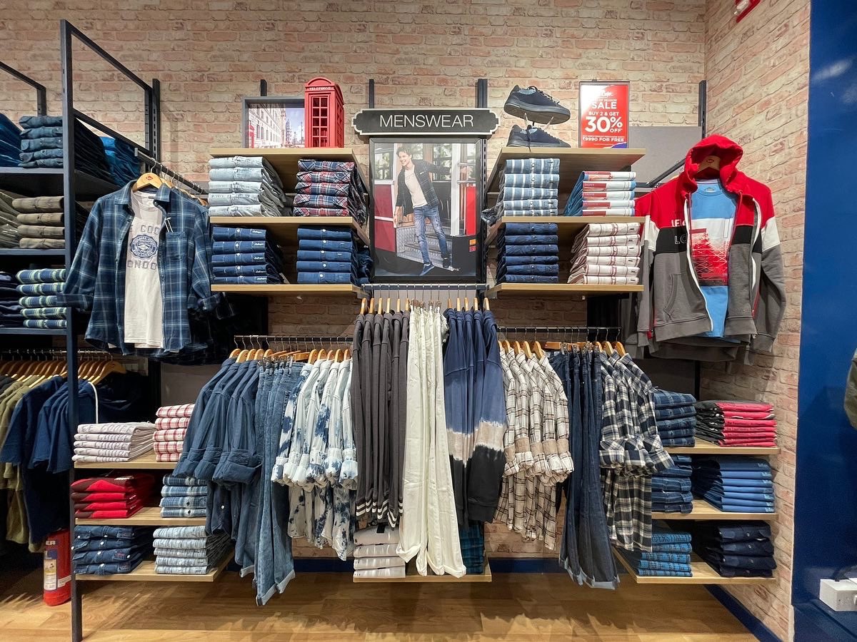 MantriRetail's tweet photo. Wooohooo one of the leading international denim brands in now open in #MantriSquare 🥳

They have a wise range of products &amp; collections that you’ll absolutely ❤️ 

Come visit soon!

#shopping #shoppingmallbengaluru #fashion #bangalore #mallsofbengaluru #mallsofindia https://t.co/HtZBOYeheB