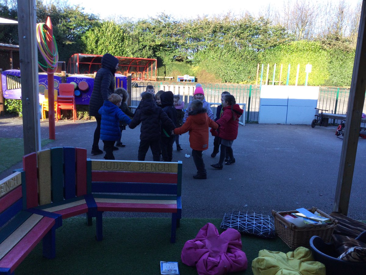 WMPrimaryF2's tweet photo. Keeping warm outside. Fun song time. #Ringgames https://t.co/EqW0MpwEWf