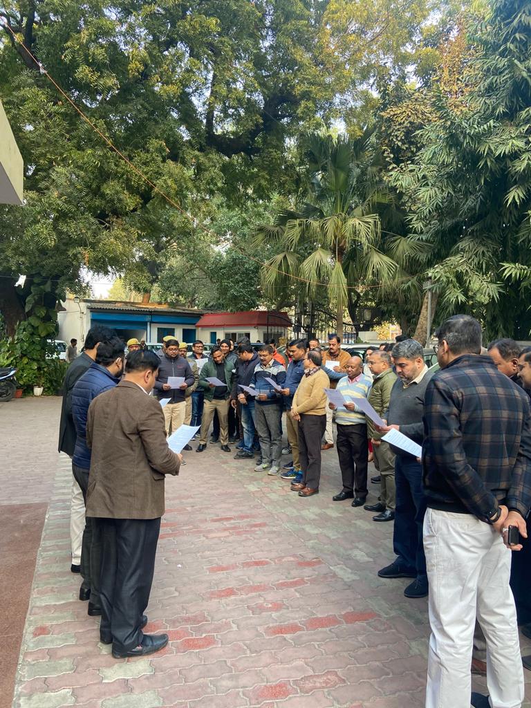 स्वच्छता पखवाड़ा (16.01.23 से 31.01.23) के अन्तर्गत केन्द्रीय वस्तु एवं सेवाकर तथा केन्द्रीय उत्पाद शुल्क मुख्यालय, लखनऊ के प्रांगण में स्वच्छता पखवाड़ा पर “स्वच्छता शपथ” का आयोजन किया गया | इस अवसर पर सभी विभागीय अधिकारियों एवं कर्मचारियों द्वारा “स्वच्छता शपथ” ली गयी |