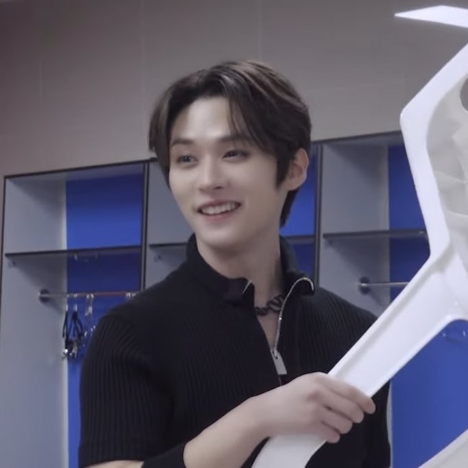 orangemadeli's tweet image. GUESS WHO HE WAS LOOKING AT