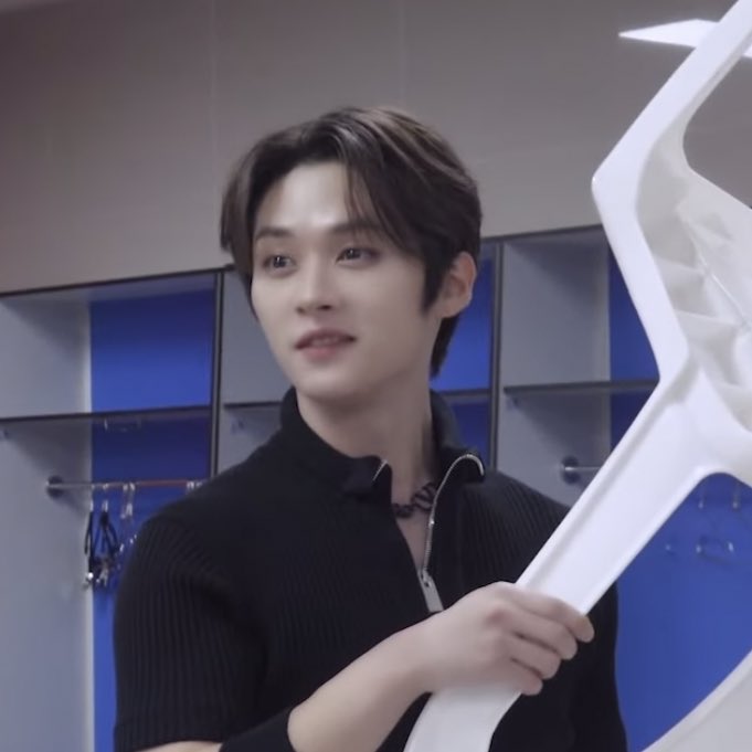 orangemadeli's tweet image. GUESS WHO HE WAS LOOKING AT