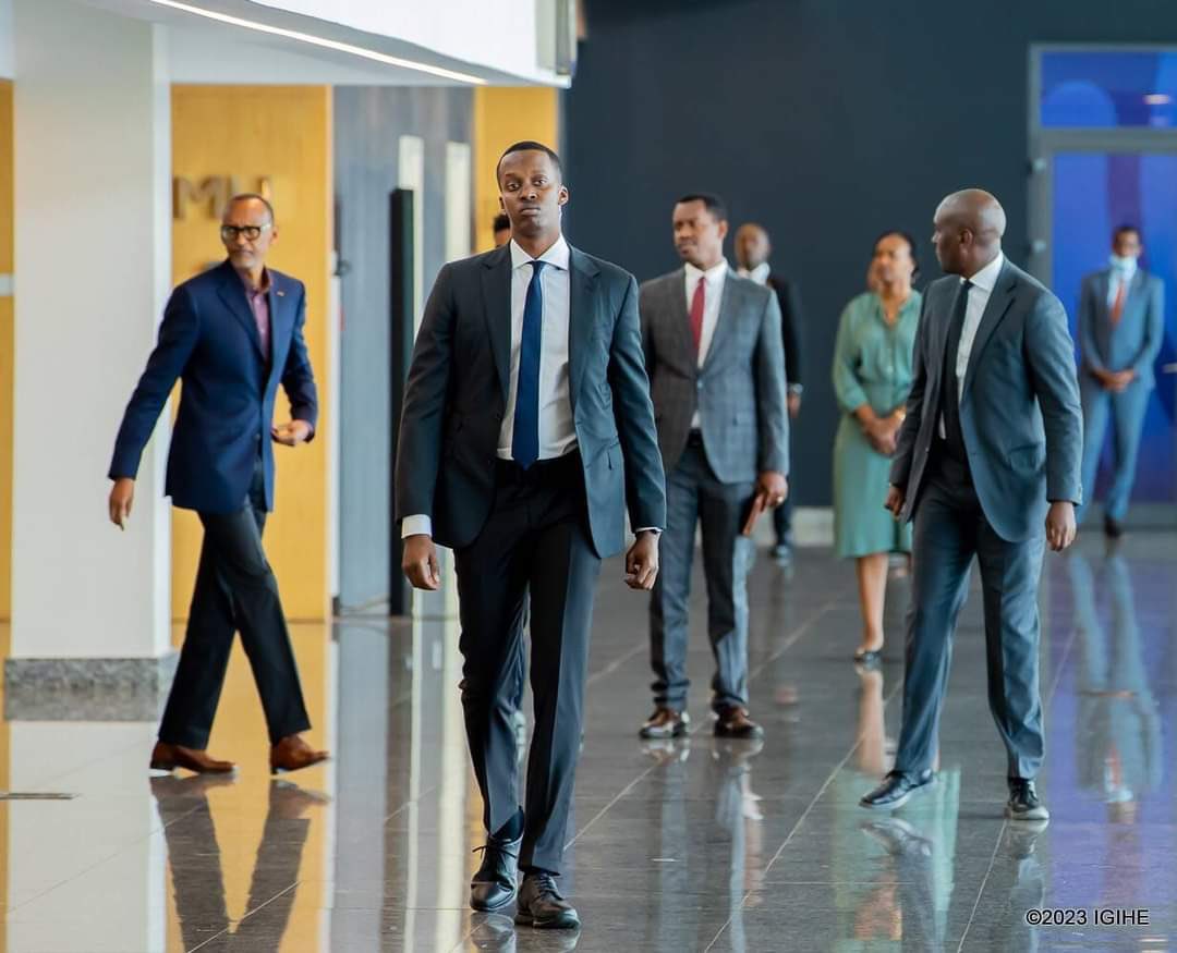 wembi_steve's tweet photo. Pendant ce temps : Le Sous-Lieutenant Ian Kagame, dans la garde rapprochée de son père le président Kagame #Rwanda . https://t.co/q5ChOuArBJ