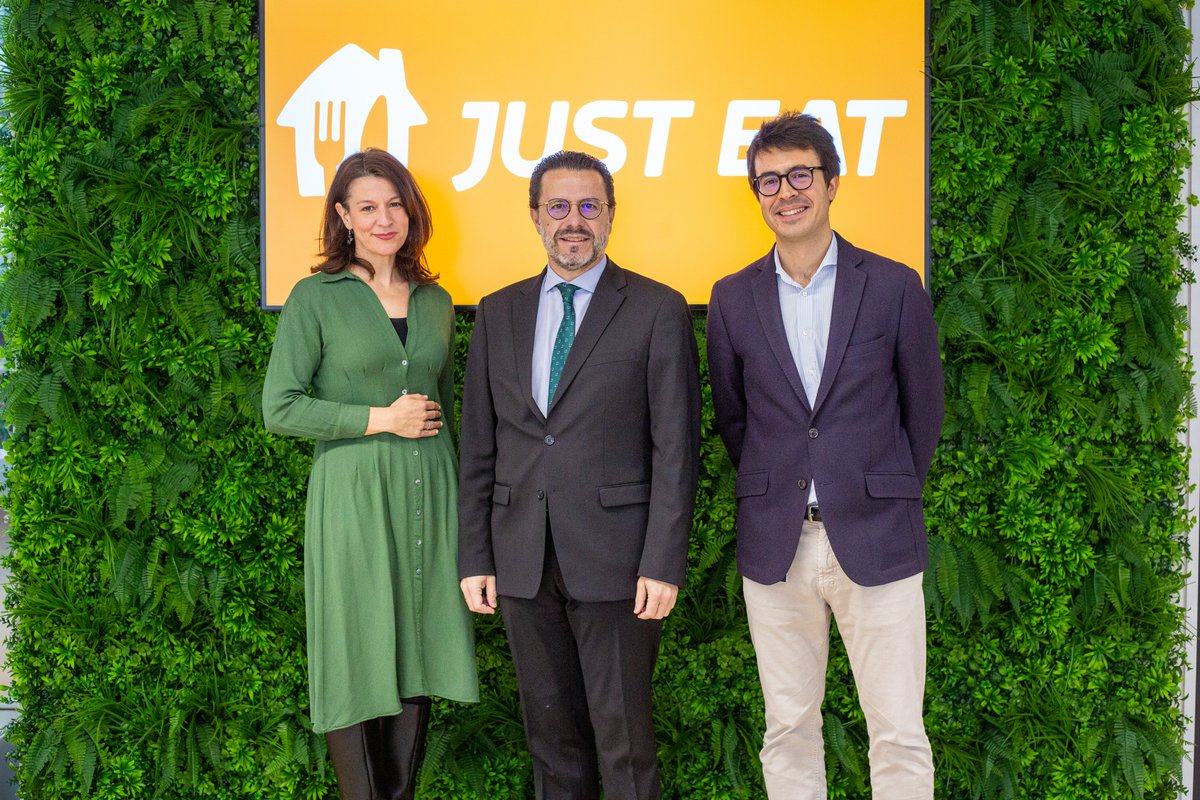 JustEat_es's tweet photo. Recibimos a Javier Fernández-Lasquetty, Consejero de Economía, Hacienda y Empleo y a Marta Nieto Novo, Directora General de Comercio y Consumo de la @ComunidadMadrid en nuestras oficinas.
Junto a @pbergareche, realizaron una visita para conocer el modelo de negocio de @JustEat_es https://t.co/VqgjXLfpj4