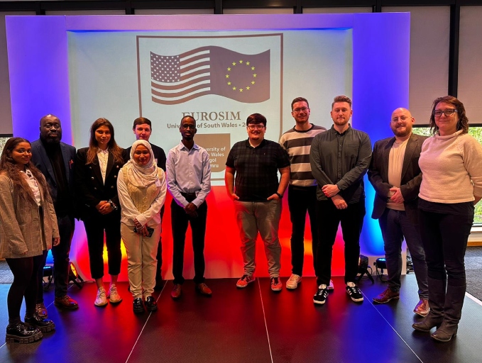 AstonPress's tweet photo. 🙌| @AstonUniversity students take home two prizes from annual European Union simulation event
🗺️ More than 150 students, from universities in North America and Europe, participate in #EuroSim every year
👉https://t.co/rCHW3SKGq5
#TeamAston https://t.co/Gwj6zdjTWv