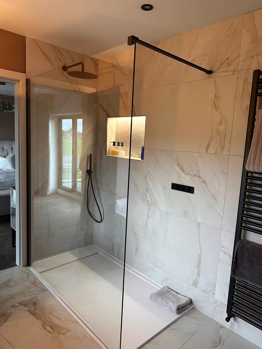 A beautiful bathroom fitted by our showroom featuring our new marble collection "Mayfair" - a porcelain stoneware collection that highlights the veining of the finest varieties of marble. A diverse range of inlays creating visually appealing graphic patterns on walls and floors.