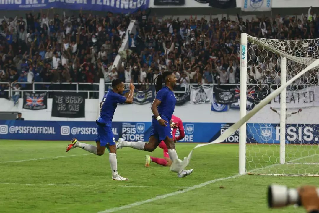 klasix2011's tweet photo. Cinta cinta sing gedi pokok e @carlosfortes99oficial 🔵😎
_
#psis #psissemarang #snex  #semarangextreme  #snexklasix #snexklaten #psisday https://t.co/l6SXDUqXR8