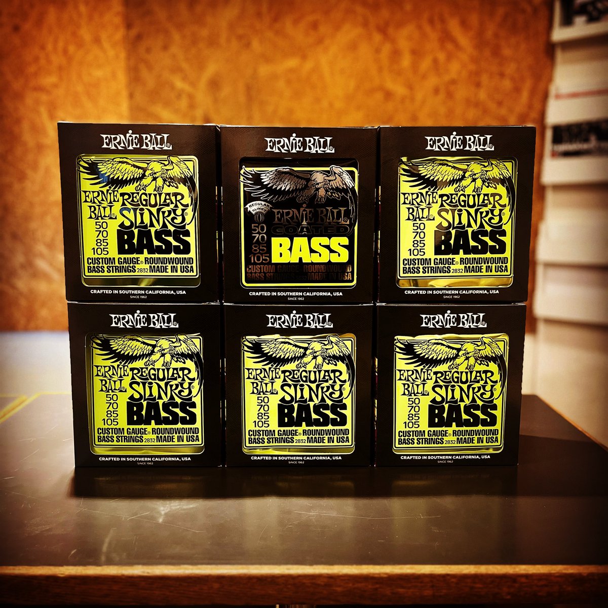 gure_sbs's tweet photo. ERNIE BALL弦の壁!!!絶景!!!

高音弦やハイポジションでも
しっかりローが出る
REGULAR SLINKY!!

各会場タフな環境が多いので
今回からコーティング弦も
トライアルで導入！

KORGの皆さま
手厚いサポートをして頂き
本当にありがとうございます！

#korg
#ernieball
#regularslinky 
#bassstrings https://t.co/1Nz3ZDGsO4