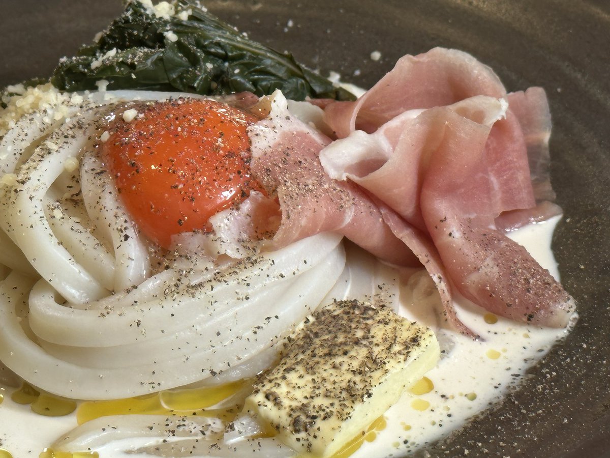porporlees's tweet photo. Udon Sakaba Kitaro Labo อุด้งเส้นสดเปิดใหม่ย่านพร้อมพงษ์ เส้นหนาๆ แต่เหนียวนุ่มเคี้ยวหนึบ มีเสิร์ฟทั้งแบบร้อนแบบเย็น เชฟบอกว่าเป็นสไตล์โอซาก้า เราชอบตัวอุด้งไข่ปลาเมนไทโกะคลุกเคล้ากับไข่แดงตอกมาข้างบนแล้วครีมมี่มั่ก ตักชีส mascarpone ปลาข้าวสารแห้งก็เพิ่มรสได้ดีเลย https://t.co/AspW5sv0a1