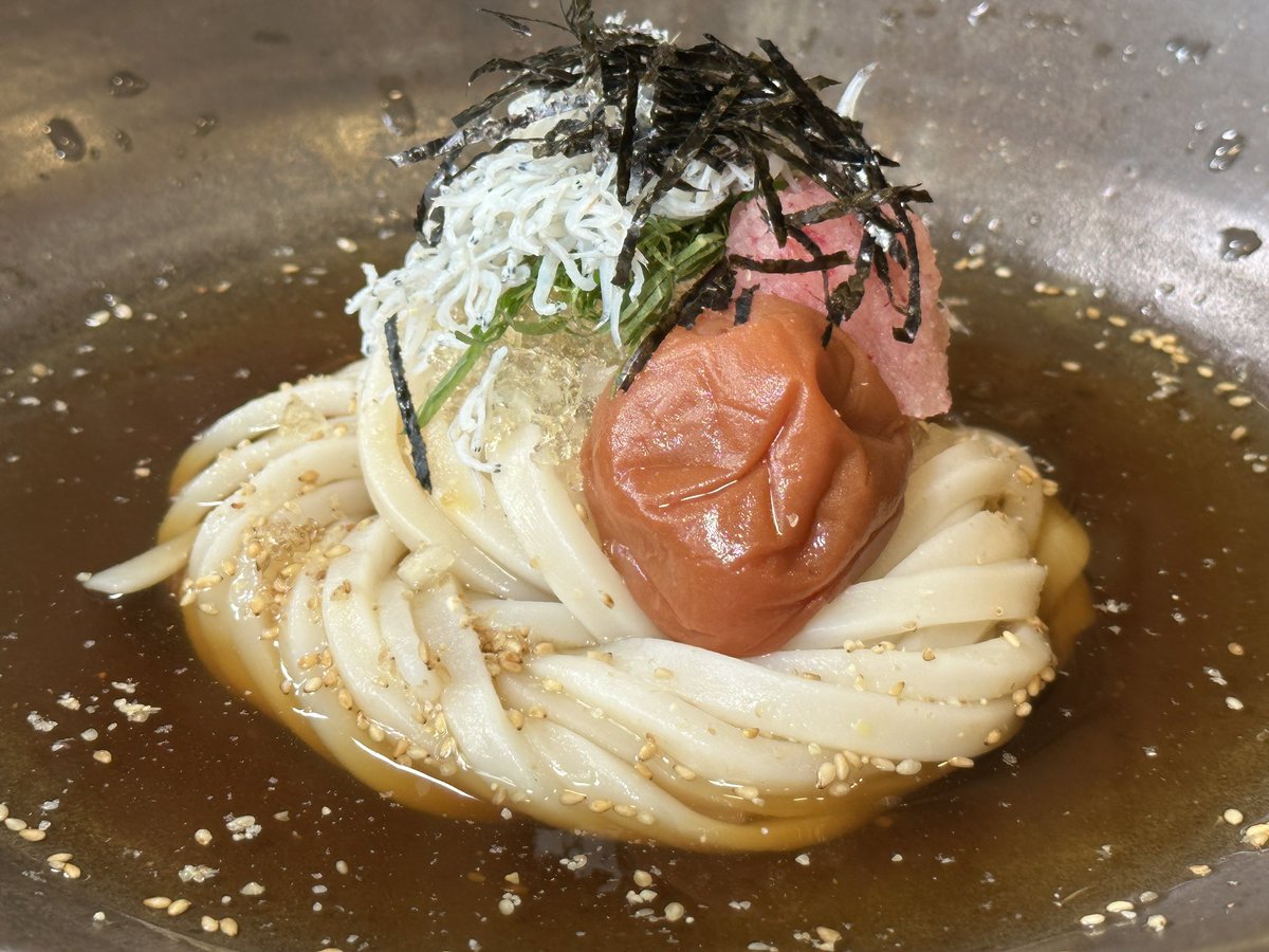 porporlees's tweet photo. Udon Sakaba Kitaro Labo อุด้งเส้นสดเปิดใหม่ย่านพร้อมพงษ์ เส้นหนาๆ แต่เหนียวนุ่มเคี้ยวหนึบ มีเสิร์ฟทั้งแบบร้อนแบบเย็น เชฟบอกว่าเป็นสไตล์โอซาก้า เราชอบตัวอุด้งไข่ปลาเมนไทโกะคลุกเคล้ากับไข่แดงตอกมาข้างบนแล้วครีมมี่มั่ก ตักชีส mascarpone ปลาข้าวสารแห้งก็เพิ่มรสได้ดีเลย https://t.co/AspW5sv0a1
