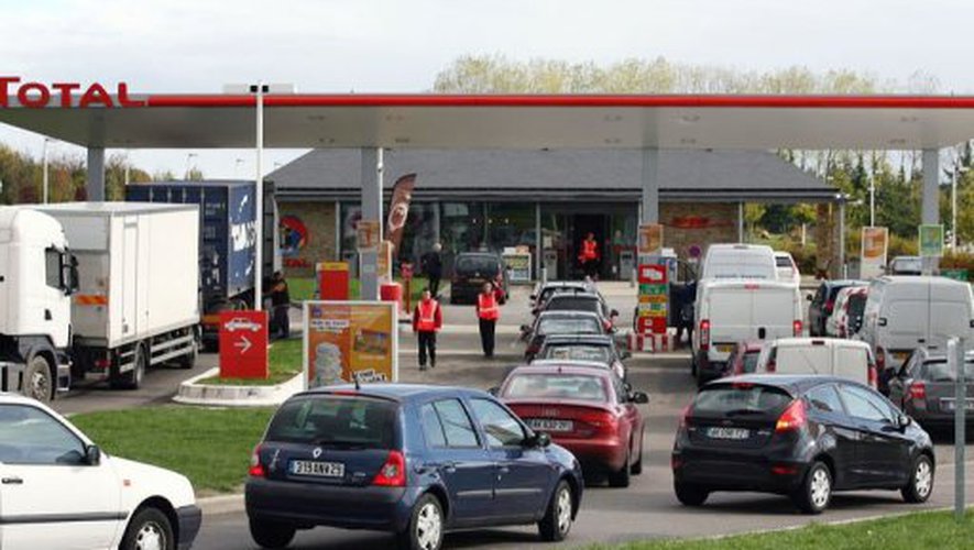 tcabarrus's tweet photo. Ça recommence! J'entends qu'en #IledeFrance, les #automobilistes viennent faire des #pleins de précaution et vident les réserves de #carburant des #stationsservices. Notamment dans les #Yvelines. Au point que les fournisseurs lancent un appel: "il y en aura pour tout le monde!" https://t.co/YKAzEC2Xyy