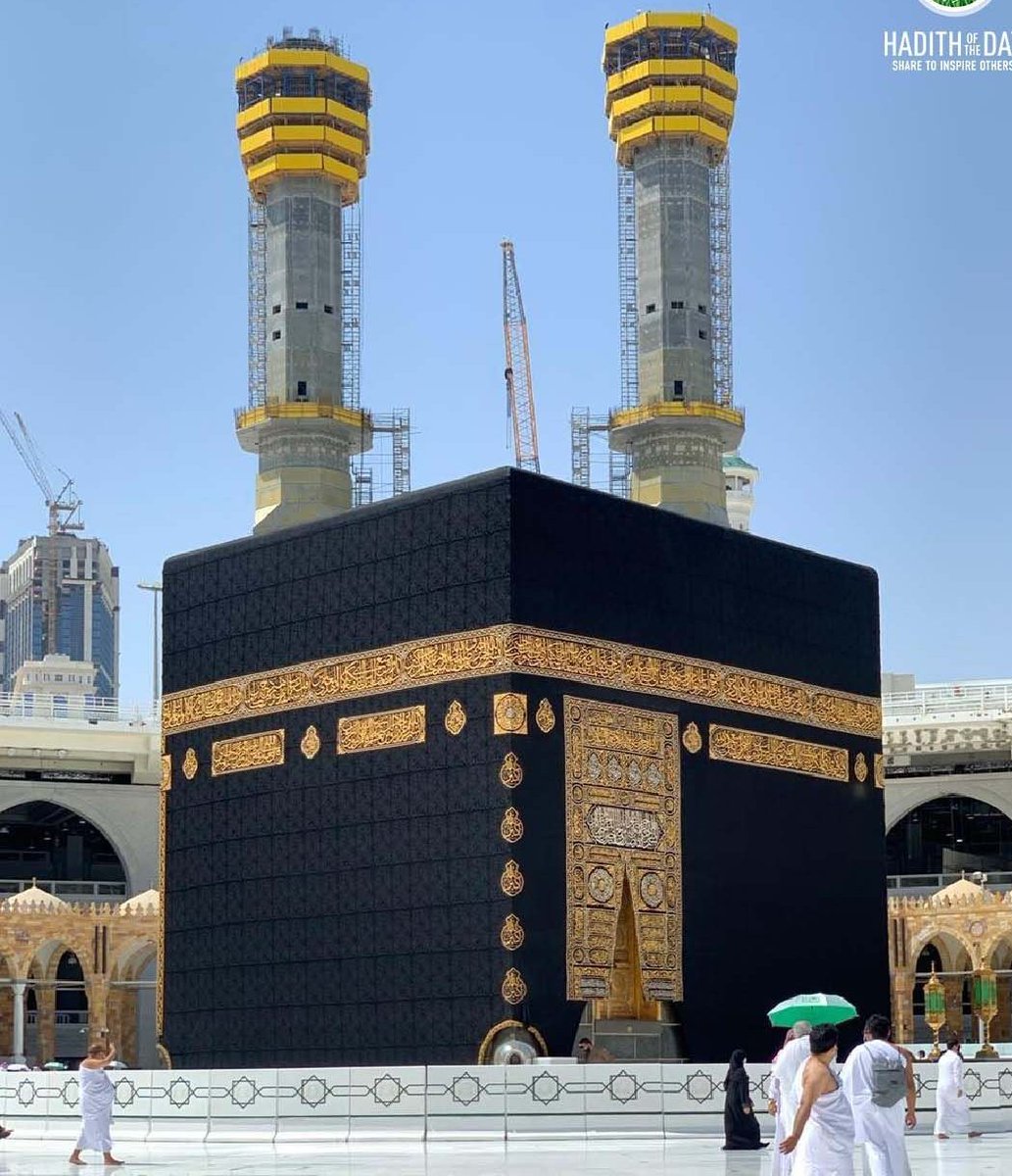 Oummiih's tweet photo. May we all get a chance to touch the ka'abah one day❤️ https://t.co/18BloGTmxb