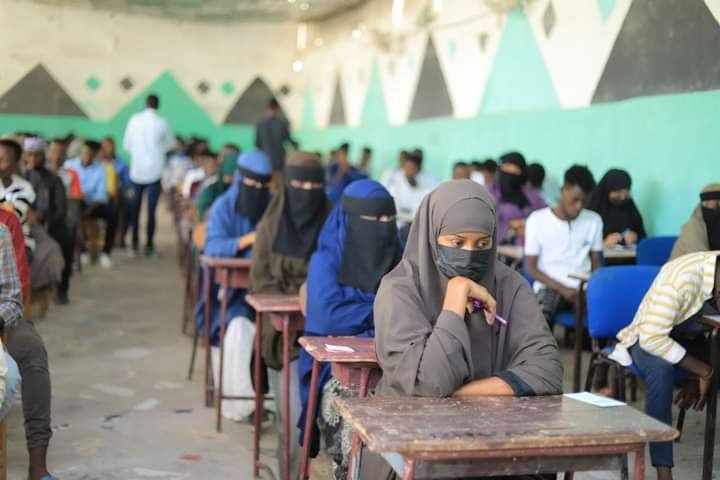 DHUSomalia's tweet photo. Waxa ka socda xarunta dhexe ee Darul Hikmah University-DHU imtixaanka final-ka ee semesterka 1aad ee sanad waxbarasheedka 2022/2023. https://t.co/USdPFNn2oi