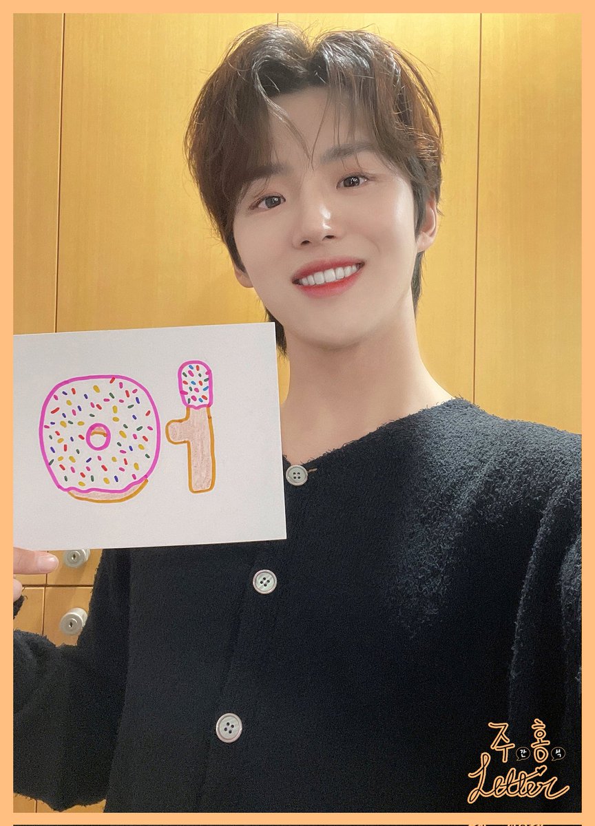 weeklyhong's tweet photo. [🧡] 유니버스 안녕? 나야 양홍석 😊 나 보고싶어? 나도 보고싶어 ㅠ 
난 건강히 잘 지내고 있어

#주홍Letter #주간홍석
#홍석 #HONGSEOK 
@CUBE_PTG https://t.co/EBcRm2cnb5