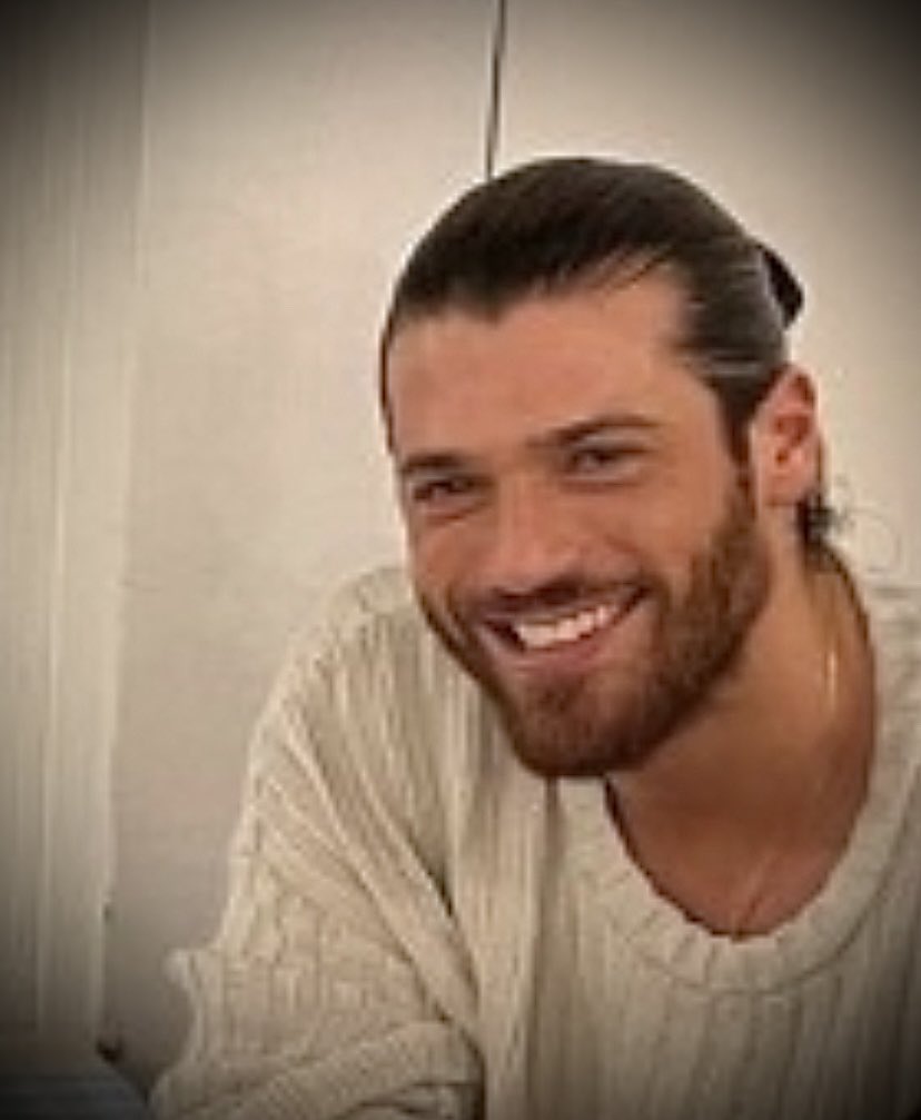 Buongiorno mondo 😍
E quando il nostro Can sorride così non c'è bisogno di altro 😍 
Sempre con lui e dalla sua parte...in attesa del grande guerriero Balaban ⚔🏇🔥 
#CanYaman 💫
#ElTurco