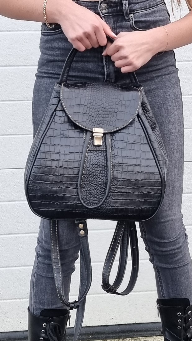 networkstore3's tweet image. Are you looking for something unique and stylish to add to your wardrobe? Look no further than the handmade leather bag by Dutch designer Jazz Tolenaars! This luxurious bag is crafted with the highest quality leather and is sure to turn heads. jazzbag.nl