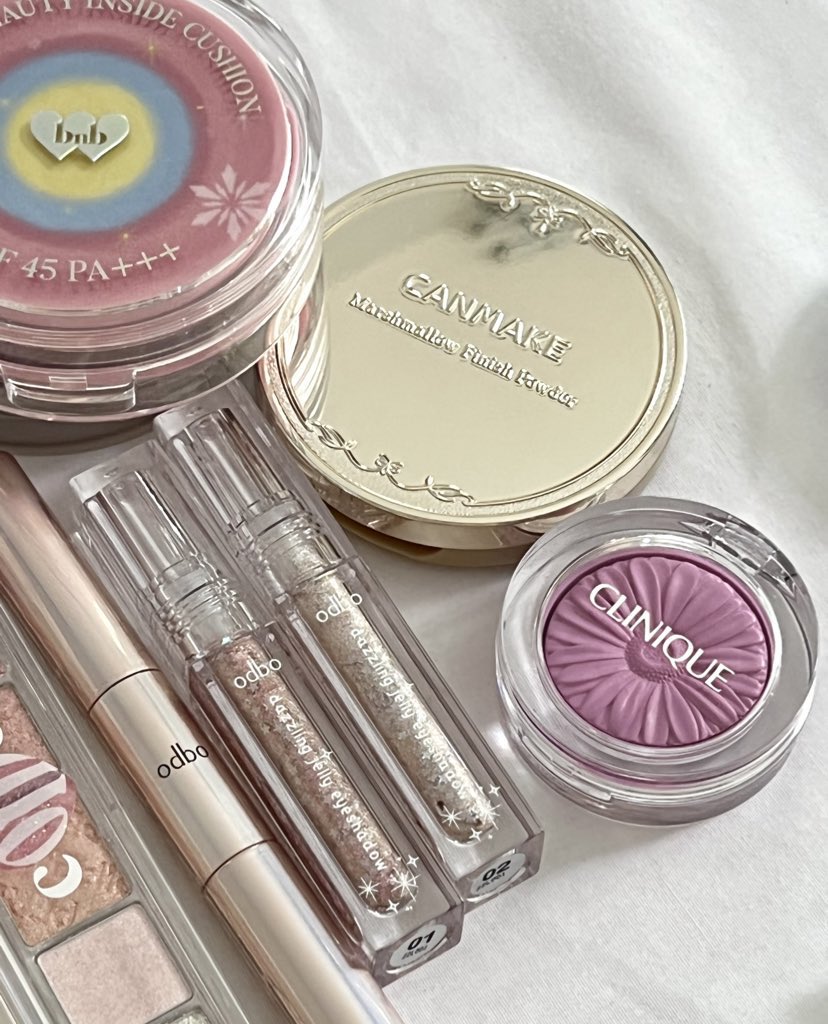 วันนี้จะมารวมคสอ make up ที่กำลังอินช่วงนี้ เป็นลุค cool tone ft.warm ทั้งใช้ดีทั้งน่ารัก พกติดกระเป๋าไปอวดเพื่อนได้เลย ฟินิชลุคได้ทั้ง y2k ทั้งสายเกาหลีเกาใจ กดตามได้ไม่ผิดหวัง 🎧💘