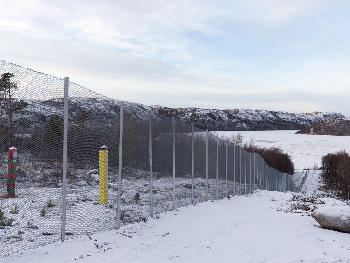 Pillandia's tweet photo. International border between Norway (🟨⬛️ monument) and Muscovy (🟥🟩 monument). 
https://t.co/TMEOTBCeH2 

#Norge #Norway #Grense #Grenze #Border #Muscovy #Moscovia #Московия https://t.co/uwG8QnaDMF