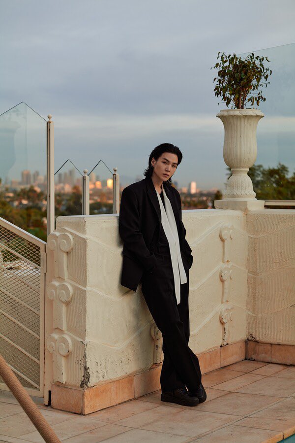 btsaresevennn's tweet photo. — ES OFICIAL, SUGA ES EL NUEVO EMBAJADOR DE VALENTINO🔥

Yoongi dijo: “todas las personas tienen diferentes sueños y valores”. “Valentino y Piccioli han apoyado la diversidad, que es algo en lo que también creo”.

SUGA VALENTINO AMBASSADOR
SUGA X VALENTINO #SUGAxValentino https://t.co/4OxAYg5V4g