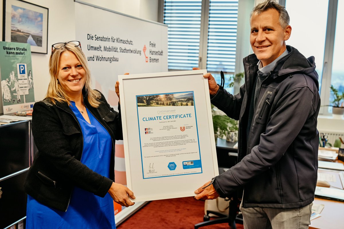 Handing over the climate certificates for the two International Coral Reef Symposia (ICRS 2021 and <a href="/ICRS_2022/">ICRS 2022 - 15. International Coral Reef Symposium</a> ), organised by @UniBremen, to the Senator for the Environment. Read below⬇️