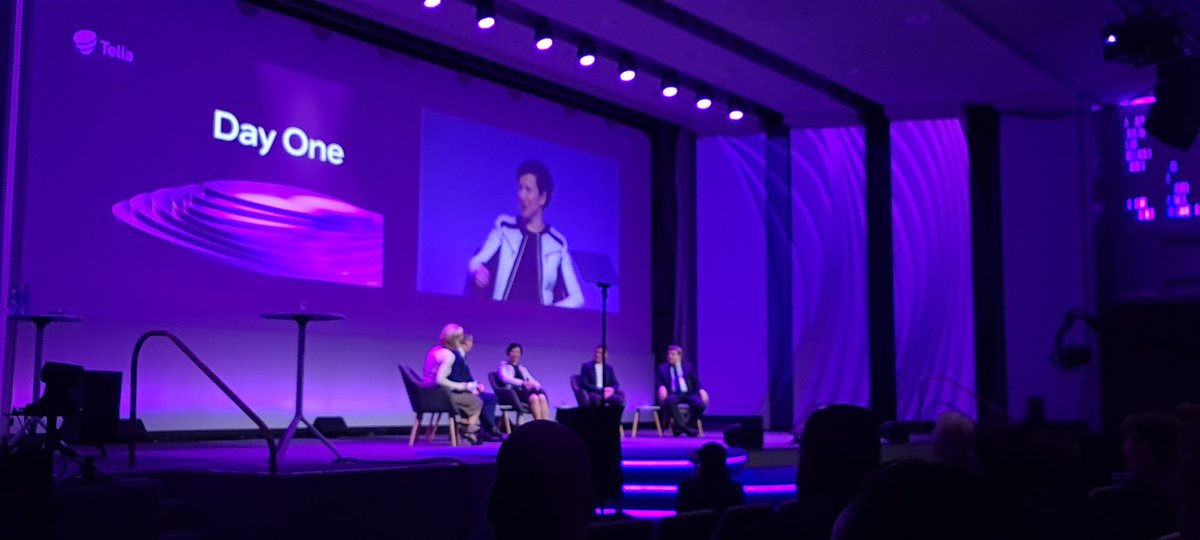 MYliperttula's tweet photo. Panelistit paikoillaan ja keskustelu aloitettu #teliadayone https://t.co/3VCWd1zuh0