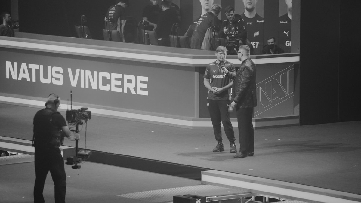 Tumlok's tweet image. Updating my portfolio right now and oh man, I have so many cool stills from the Antwerp major. 

I love Esports 😭

Somebody, please hire me to shoot videos in Paris. 
It´s a two-hour train ride away from home, thanks! 😭
