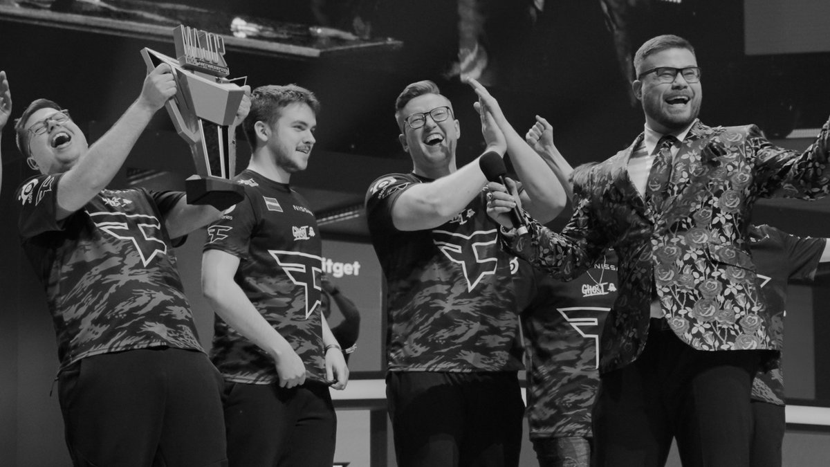 Tumlok's tweet image. Updating my portfolio right now and oh man, I have so many cool stills from the Antwerp major. 

I love Esports 😭

Somebody, please hire me to shoot videos in Paris. 
It´s a two-hour train ride away from home, thanks! 😭