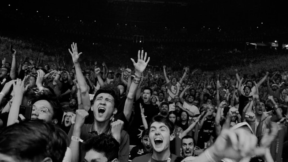 Tumlok's tweet image. Updating my portfolio right now and oh man, I have so many cool stills from the Antwerp major. 

I love Esports 😭

Somebody, please hire me to shoot videos in Paris. 
It´s a two-hour train ride away from home, thanks! 😭