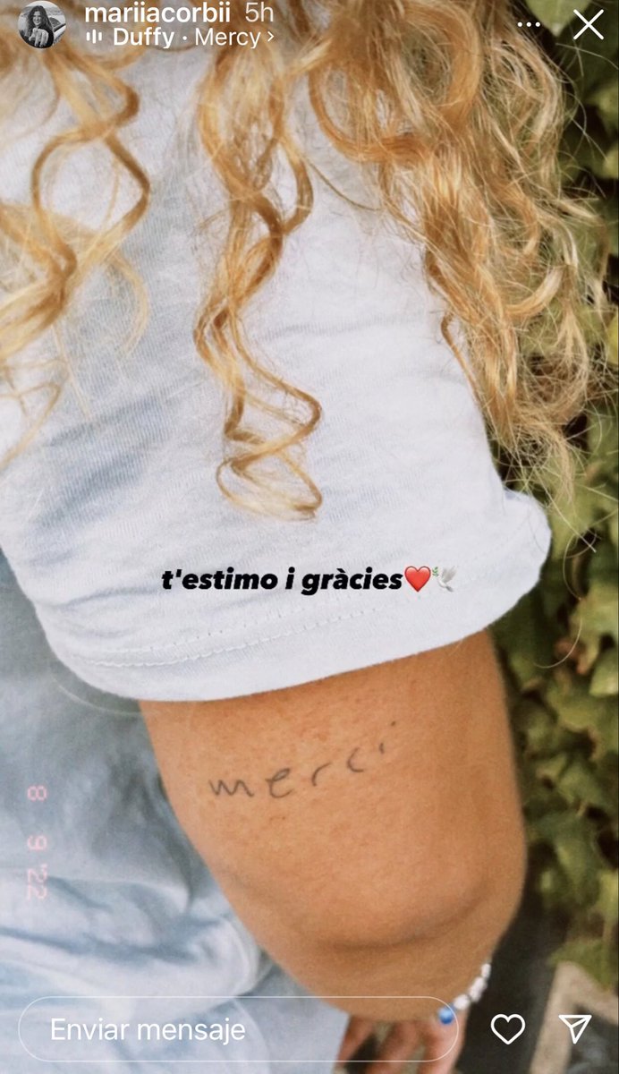 I la Maria, companya de tardes de música, li dona les gràcies al meu Bebè amb el títol d’una cançó que ell va tocar amb la guitarra al Sant Jordi del cole. I li diu que l’estima tots els dies. 👇🏽