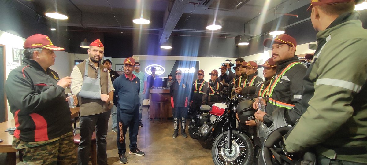 TejaniKartiki's tweet photo. #NCCJawaMotorcyclerally Visited at @jawamotorcycles ahemdabad on 16 Jan 2022.
Meet Ex. army officer and ex NCC Cdt who is Owner of Jawa showroom of Ahemdabad. staff give us Best wishes By Cake cutting.
@ArvindKapoorTYG 
@CMOGuj 
@DefencePRO_Guj 
@HQ_DG_NCC 
@NCC_Dte_Gujarat https://t.co/YMBNN7Ep9d